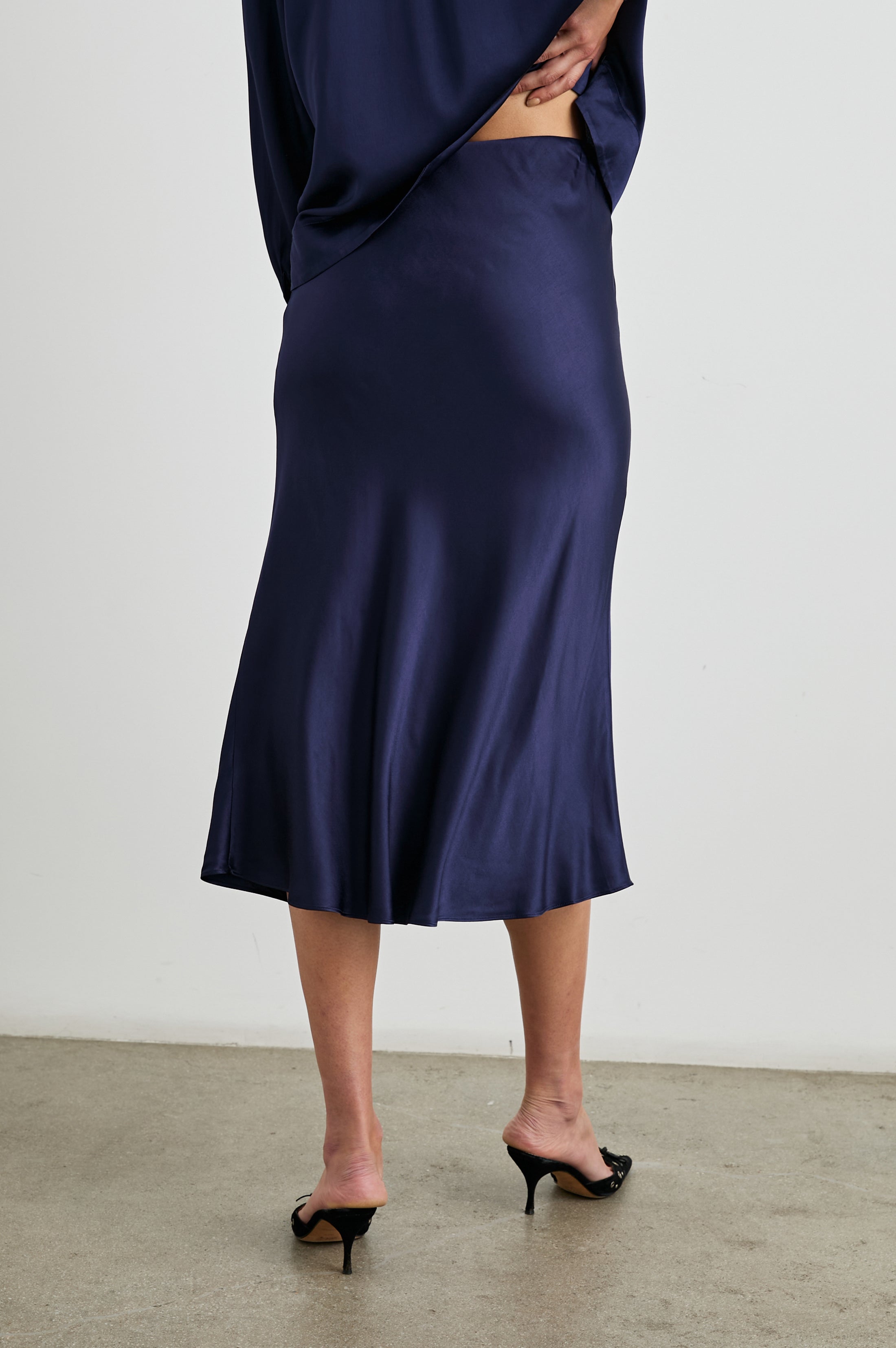 ANYA SKIRT - NAVY